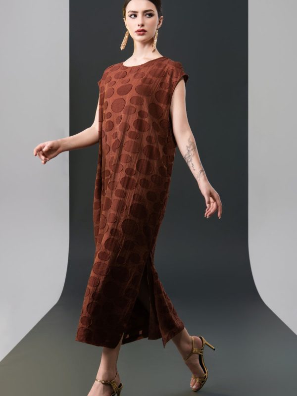 Chic Brown Sleeveless Maxi Dress with Polka Dot Texture - Image 14