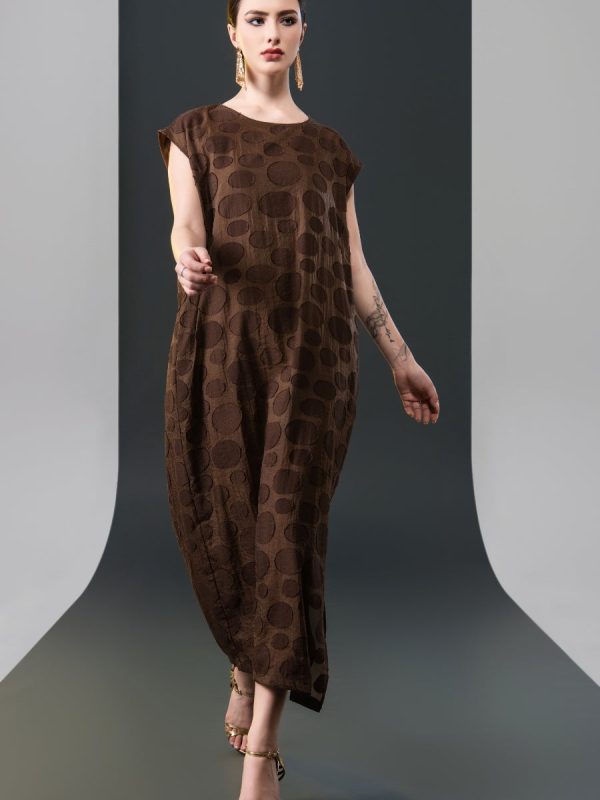 Chic Brown Sleeveless Maxi Dress with Polka Dot Texture - Image 5