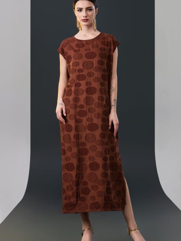 Chic Brown Sleeveless Maxi Dress with Polka Dot Texture - Image 10