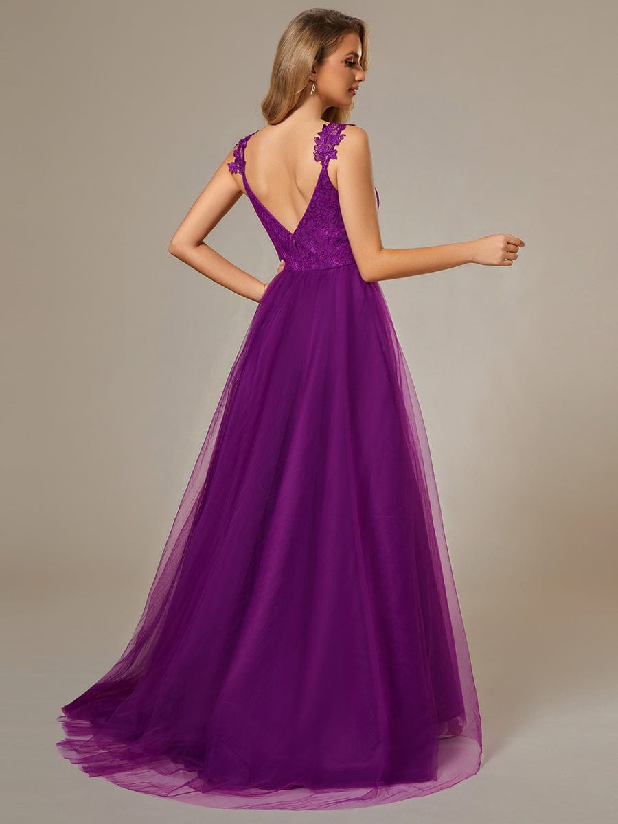 Elegant Lace Tulle Wedding Gown with Double V-Neck - Image 19