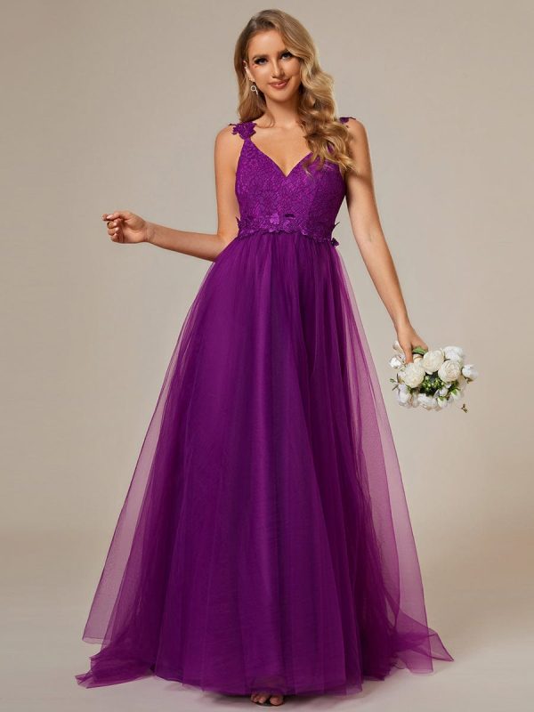 Elegant Lace Tulle Wedding Gown with Double V-Neck - Image 20