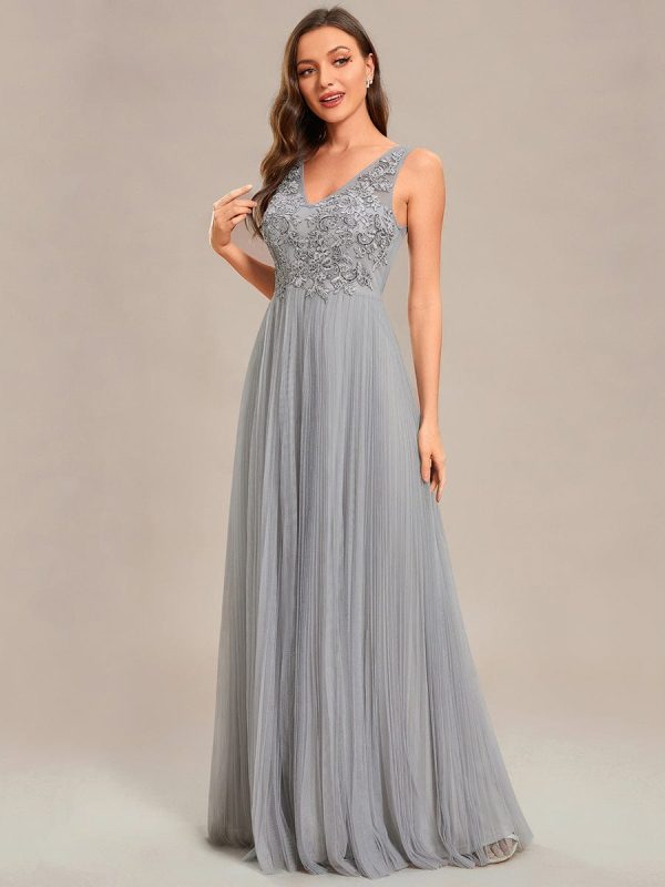 Elegant V-Neck Sleeveless Wholesale Evening Gown with Applique Detail - Image 4